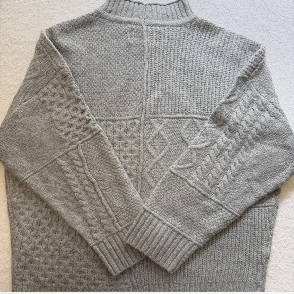 VTG American Eagle Outfitters Light Gray Patterned Oversized Mockneck Sweater - Picture 5 of 7